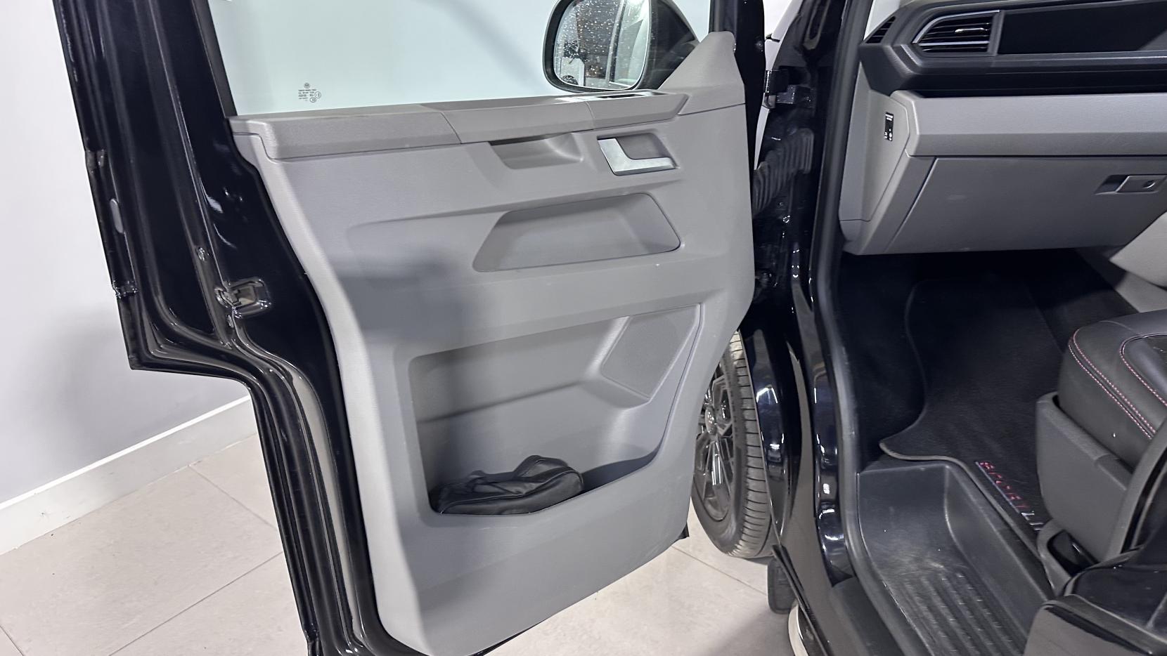 Volkswagen Transporter 2.0 BiTDI T32 Sportline Kombi Double Cab 5dr Diesel DSG FWD SWB Euro 6 (s/s) (204 ps)