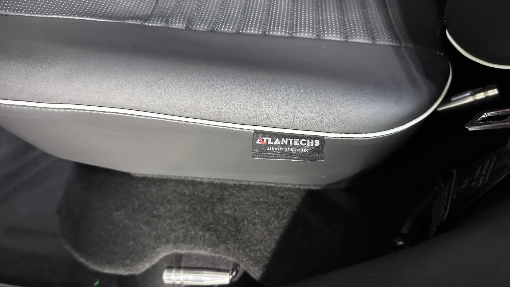 Land Rover Discovery 3.0 D300 MHEV R-Dynamic HSE SUV 5dr Diesel Auto 4WD Euro 6 (s/s) (300 ps)