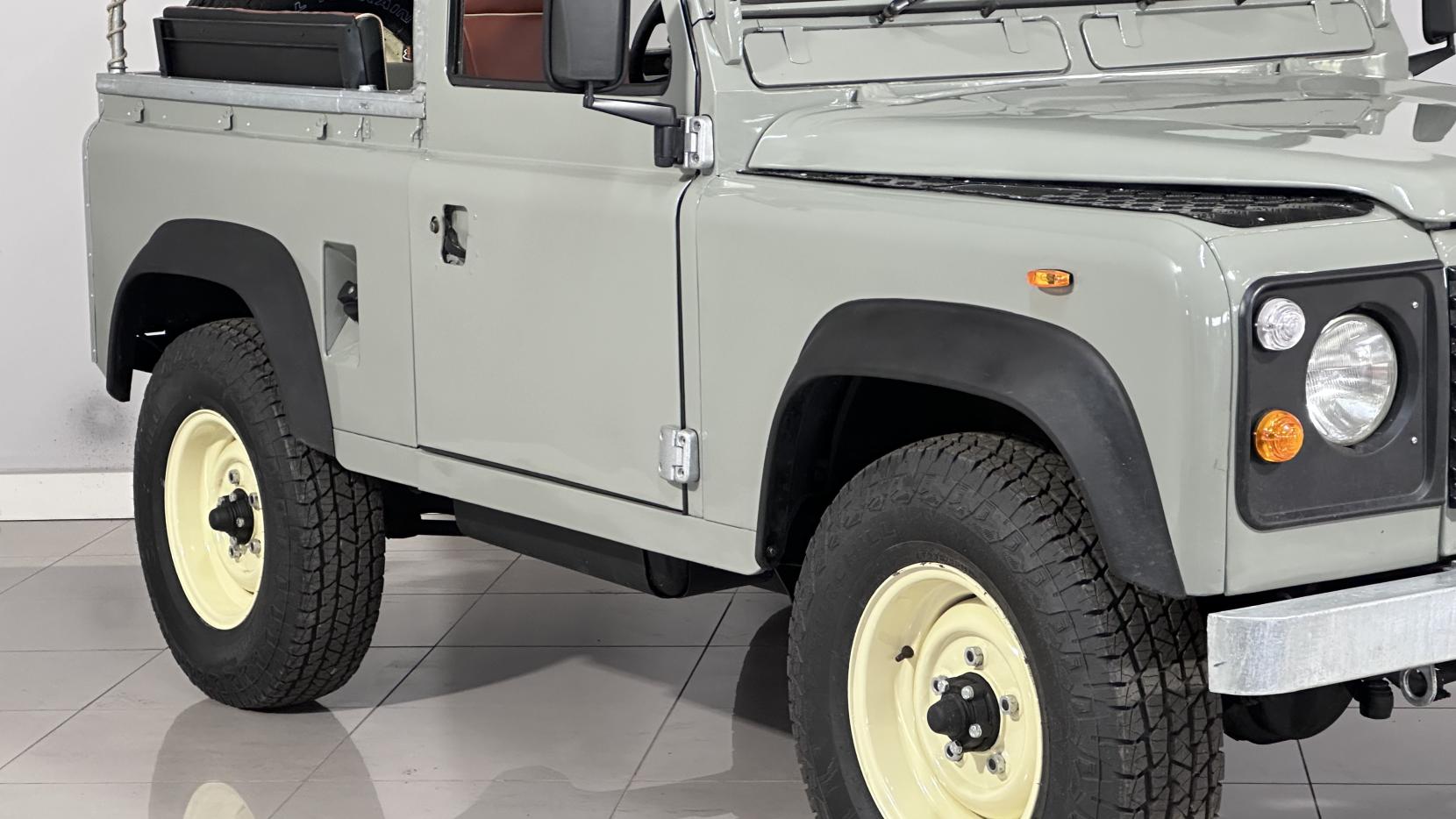 Land Rover 127 2.5D Crewcab Chassis Diesel Manual (68 bhp)
