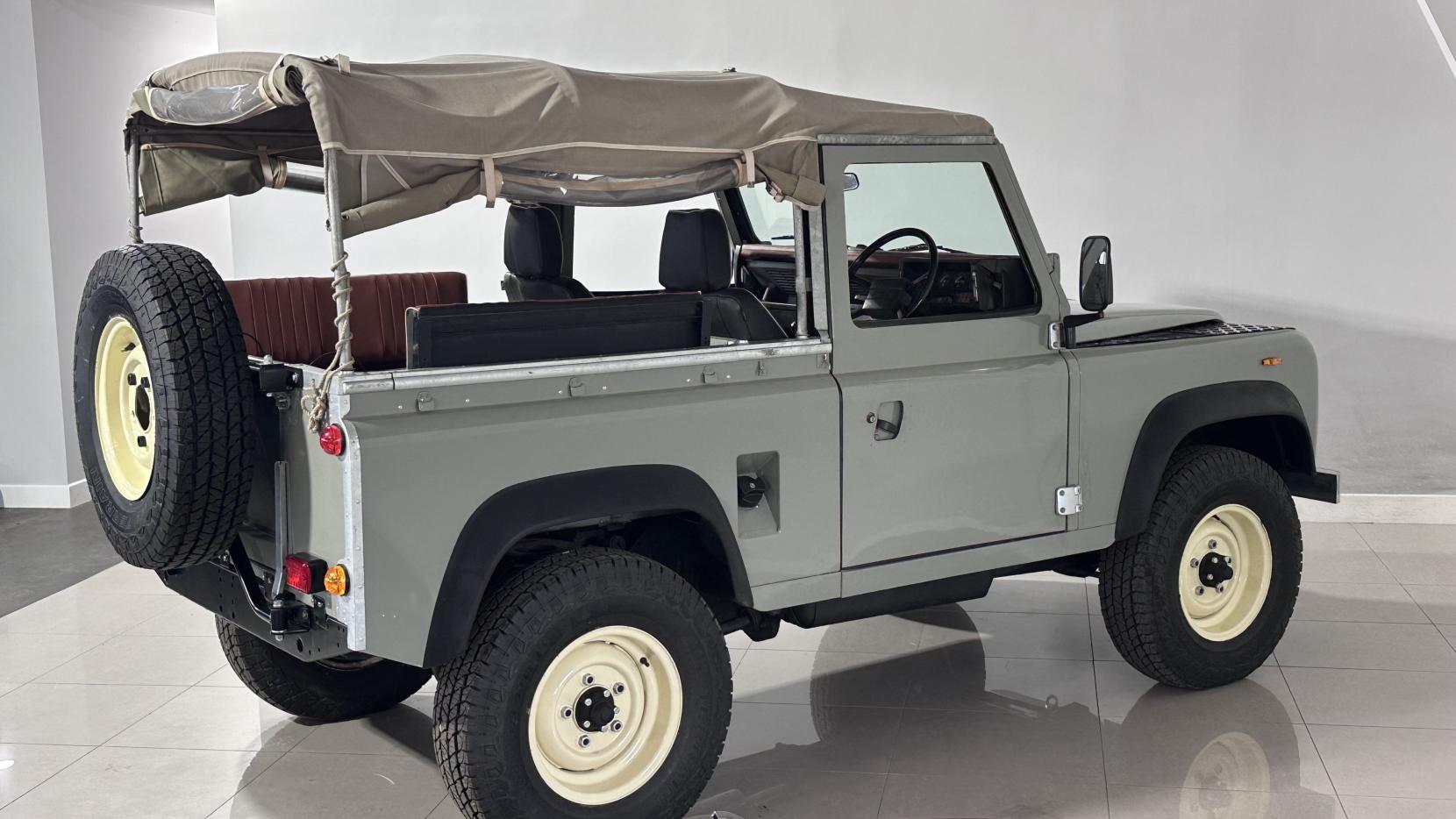 Land Rover 127 2.5D Crewcab Chassis Diesel Manual (68 bhp)