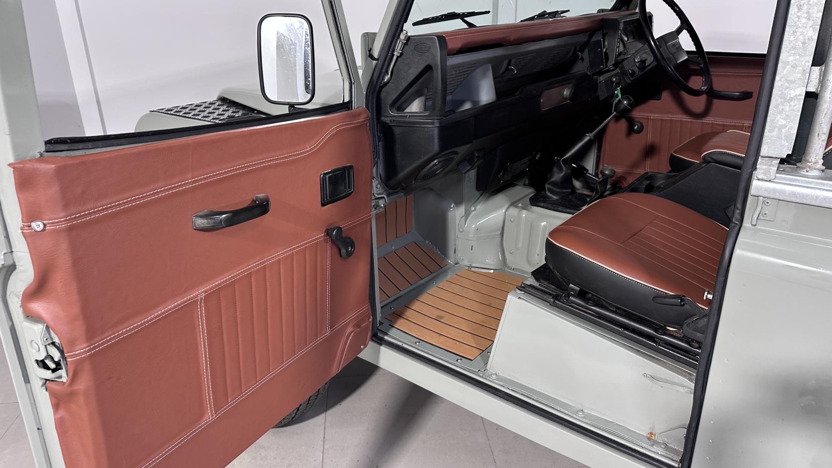 Land Rover 127 2.5D Crewcab Chassis Diesel Manual (68 bhp)