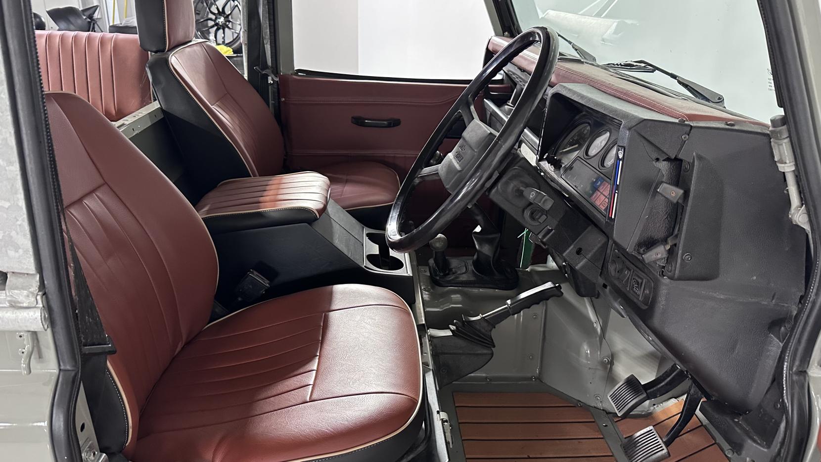 Land Rover 127 2.5D Crewcab Chassis Diesel Manual (68 bhp)