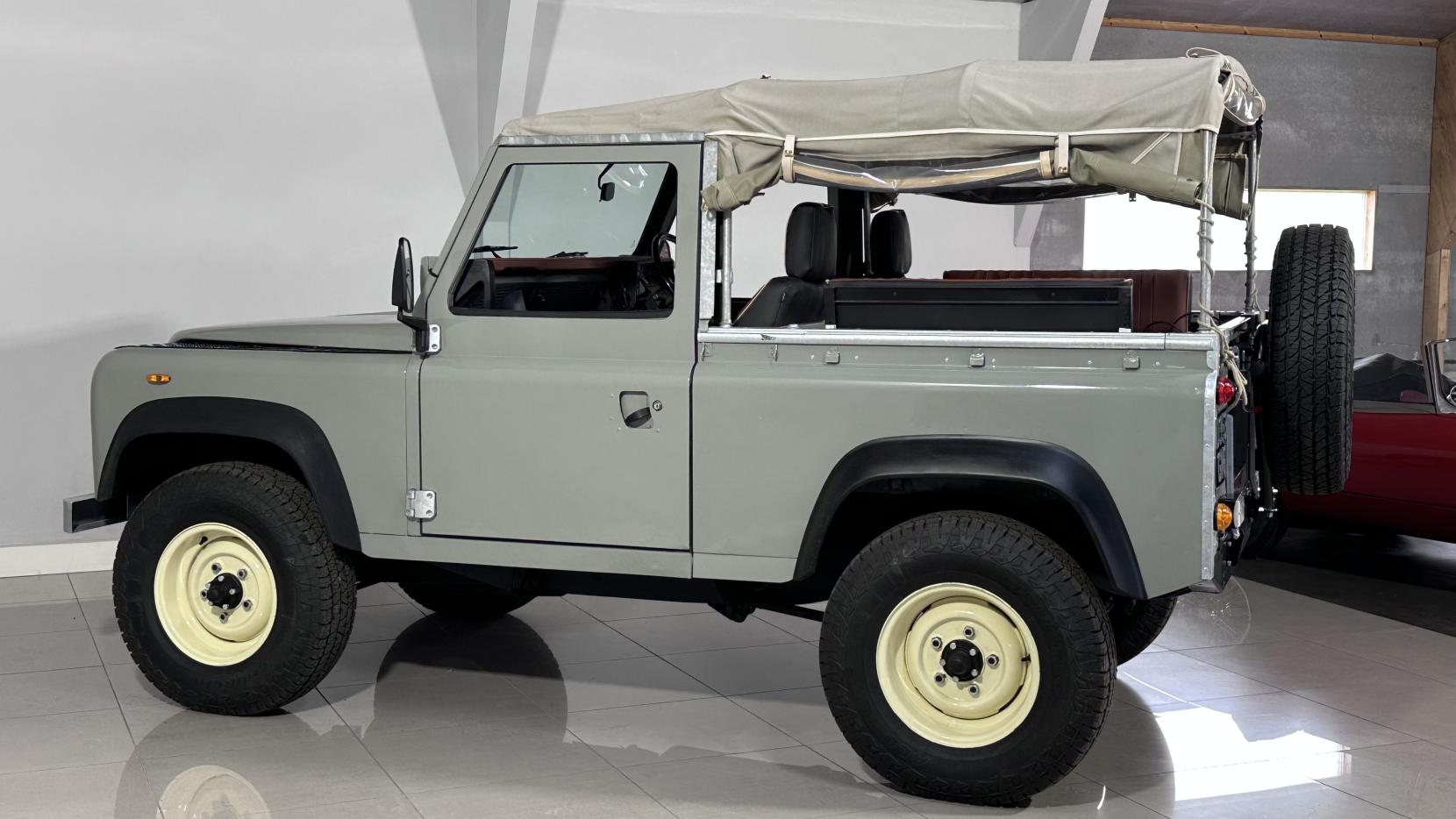 Land Rover 127 2.5D Crewcab Chassis Diesel Manual (68 bhp)