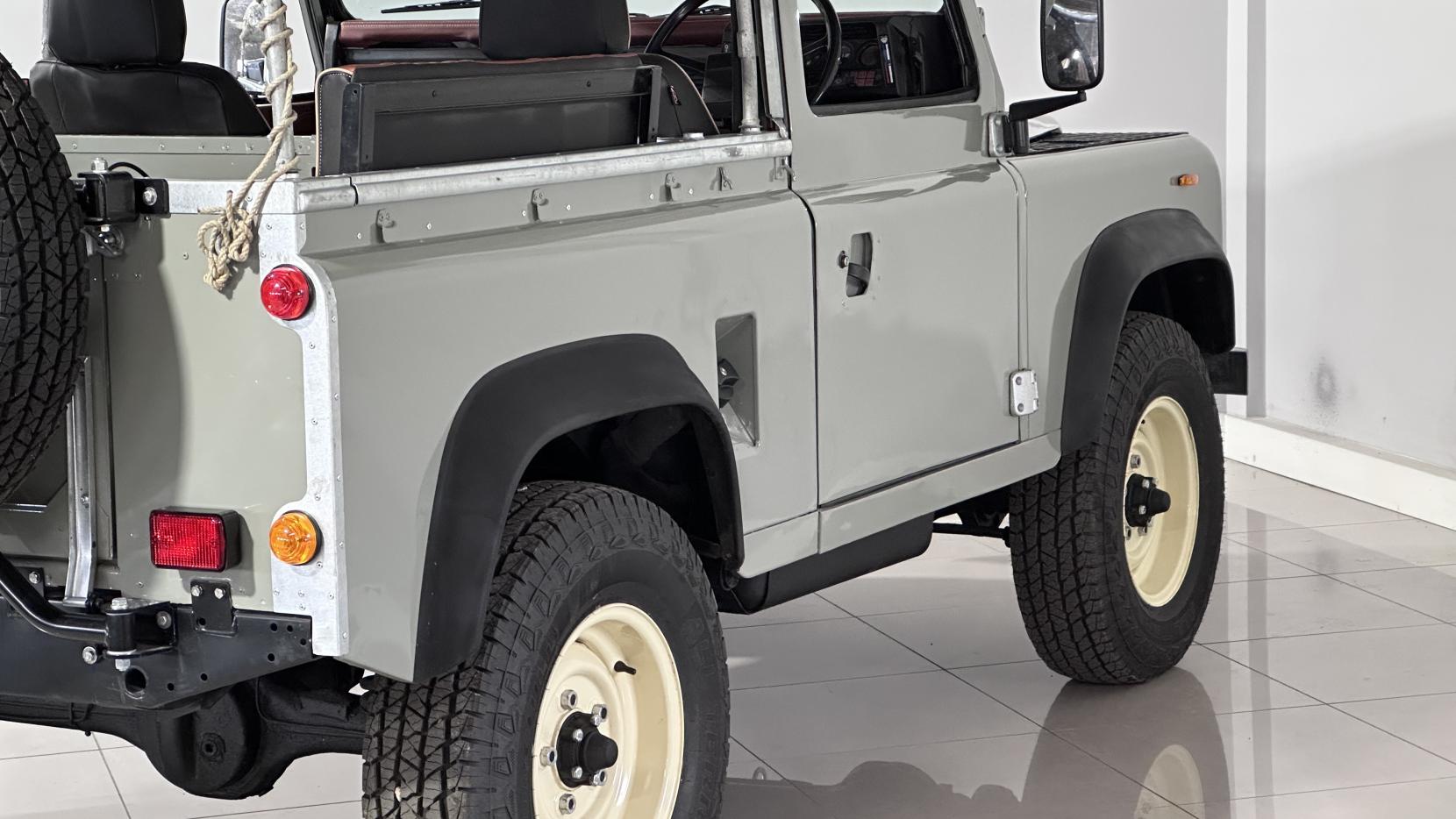 Land Rover 127 2.5D Crewcab Chassis Diesel Manual (68 bhp)