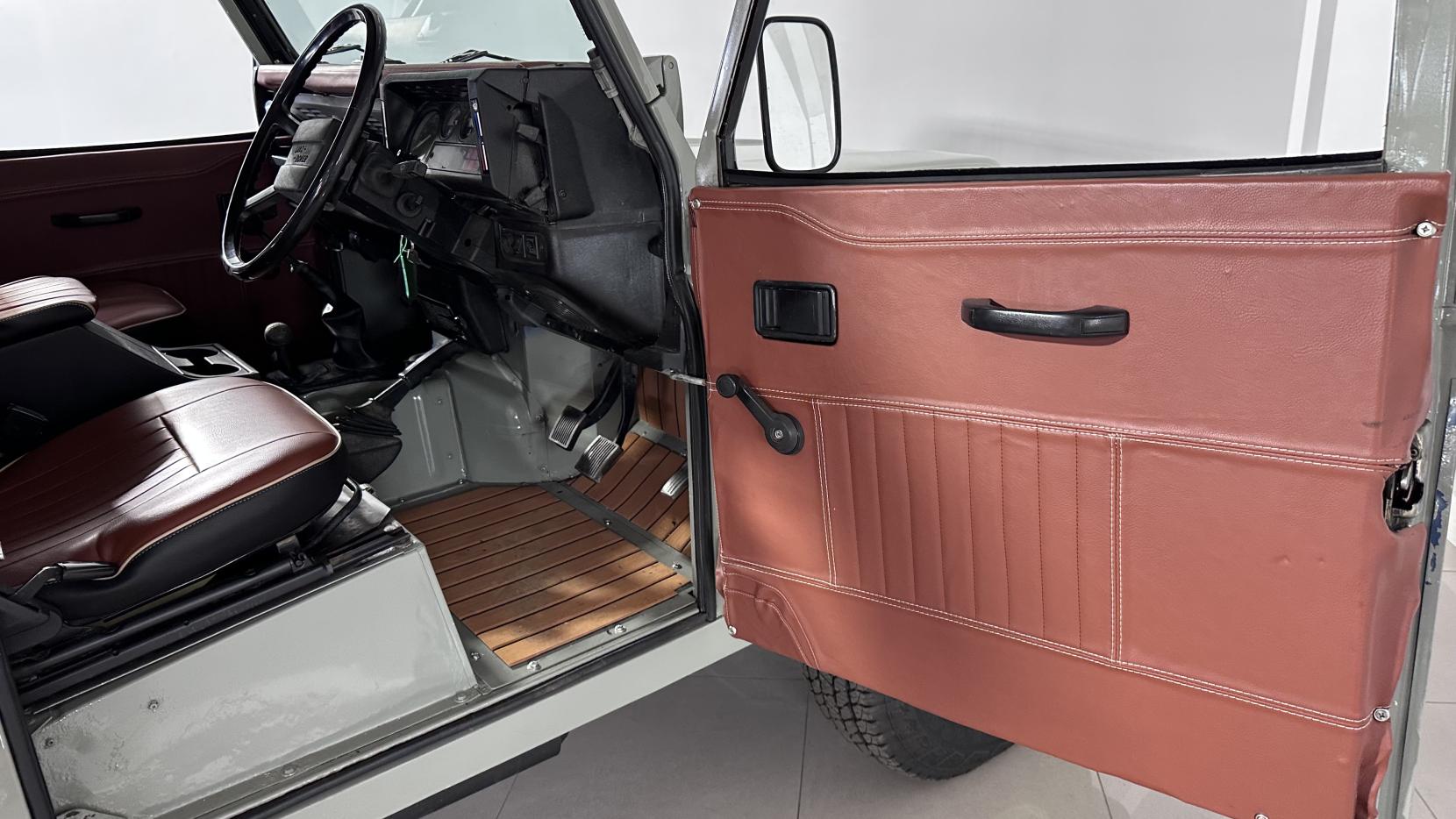 Land Rover 127 2.5D Crewcab Chassis Diesel Manual (68 bhp)