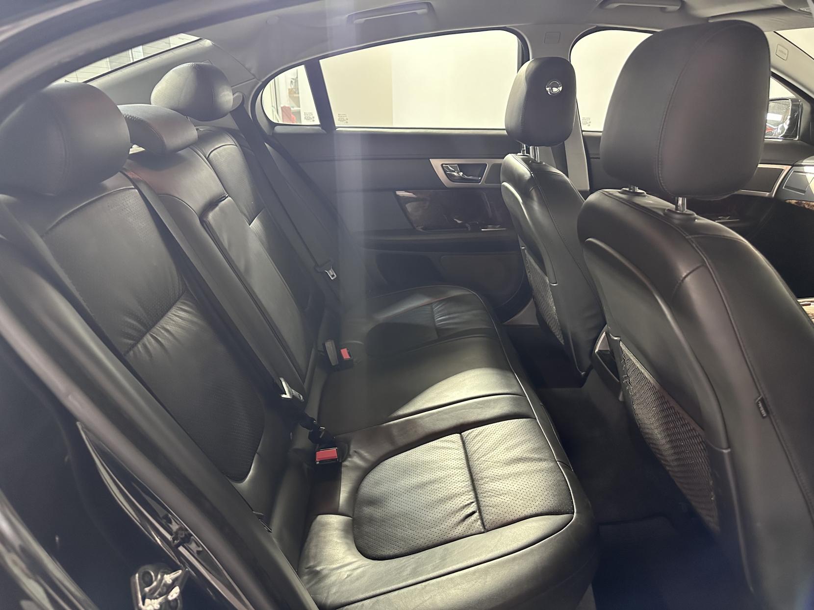 Jaguar XF 3.0d V6 Premium Luxury Saloon 4dr Diesel Auto Euro 5 (240 ps)