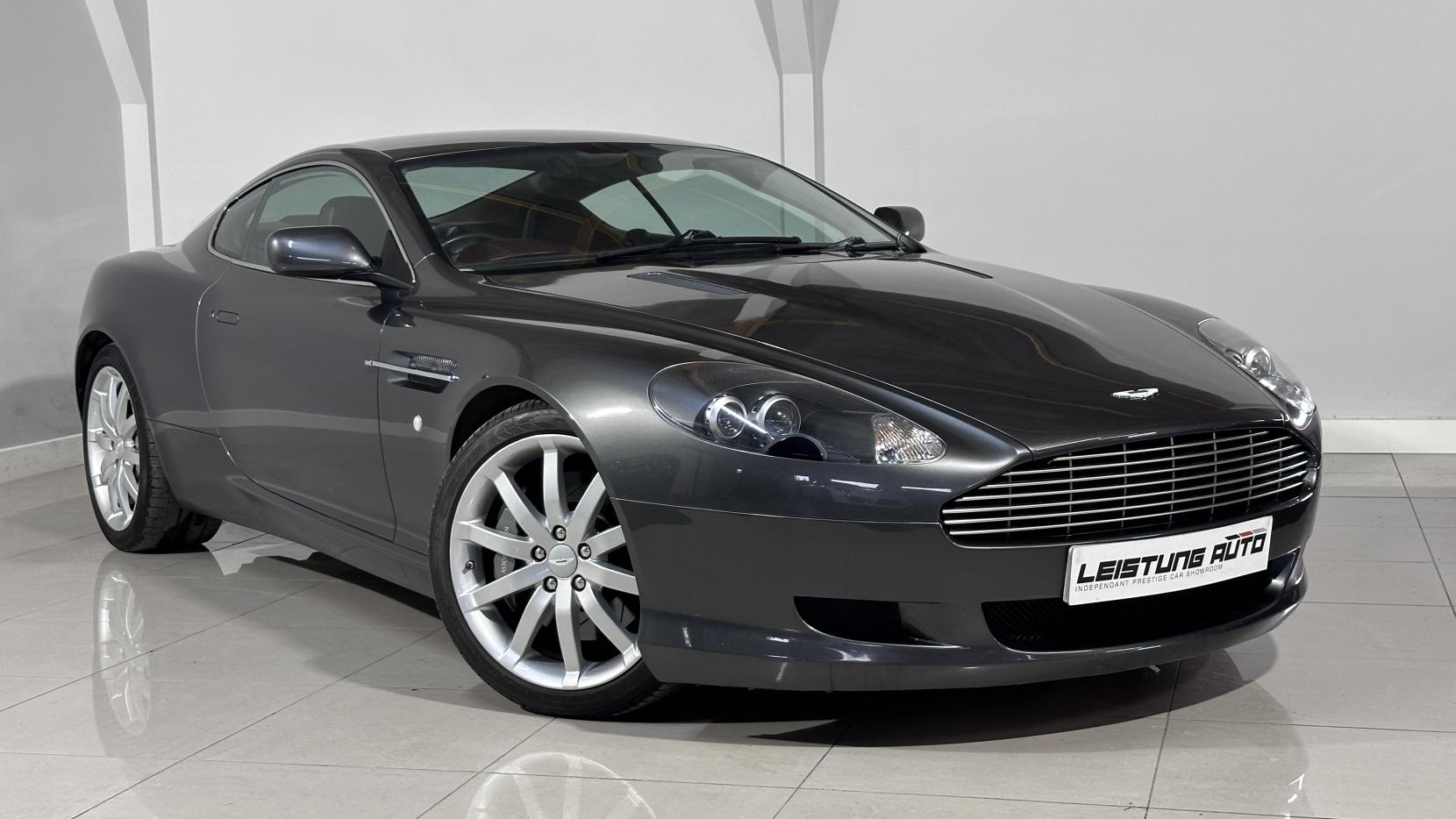 Aston Martin DB9 Coupe Modellauto, Minichamps 1:18 in british racing