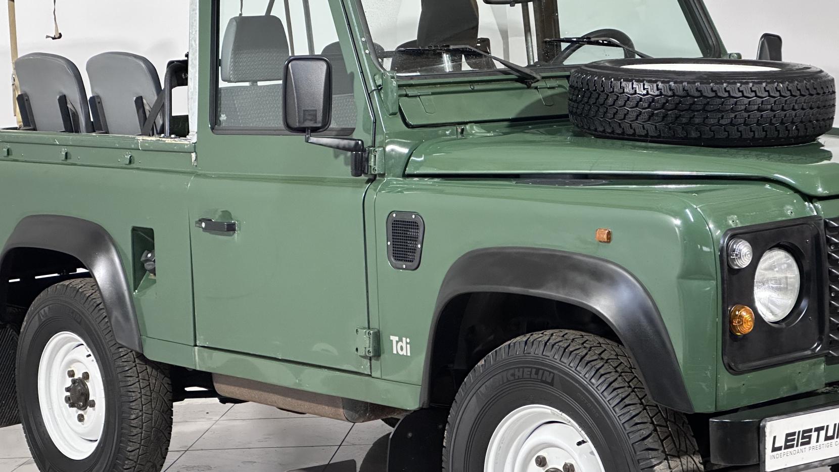 Land Rover Defender 90 2.5 TDi Pickup 2dr Diesel Manual (111 bhp)