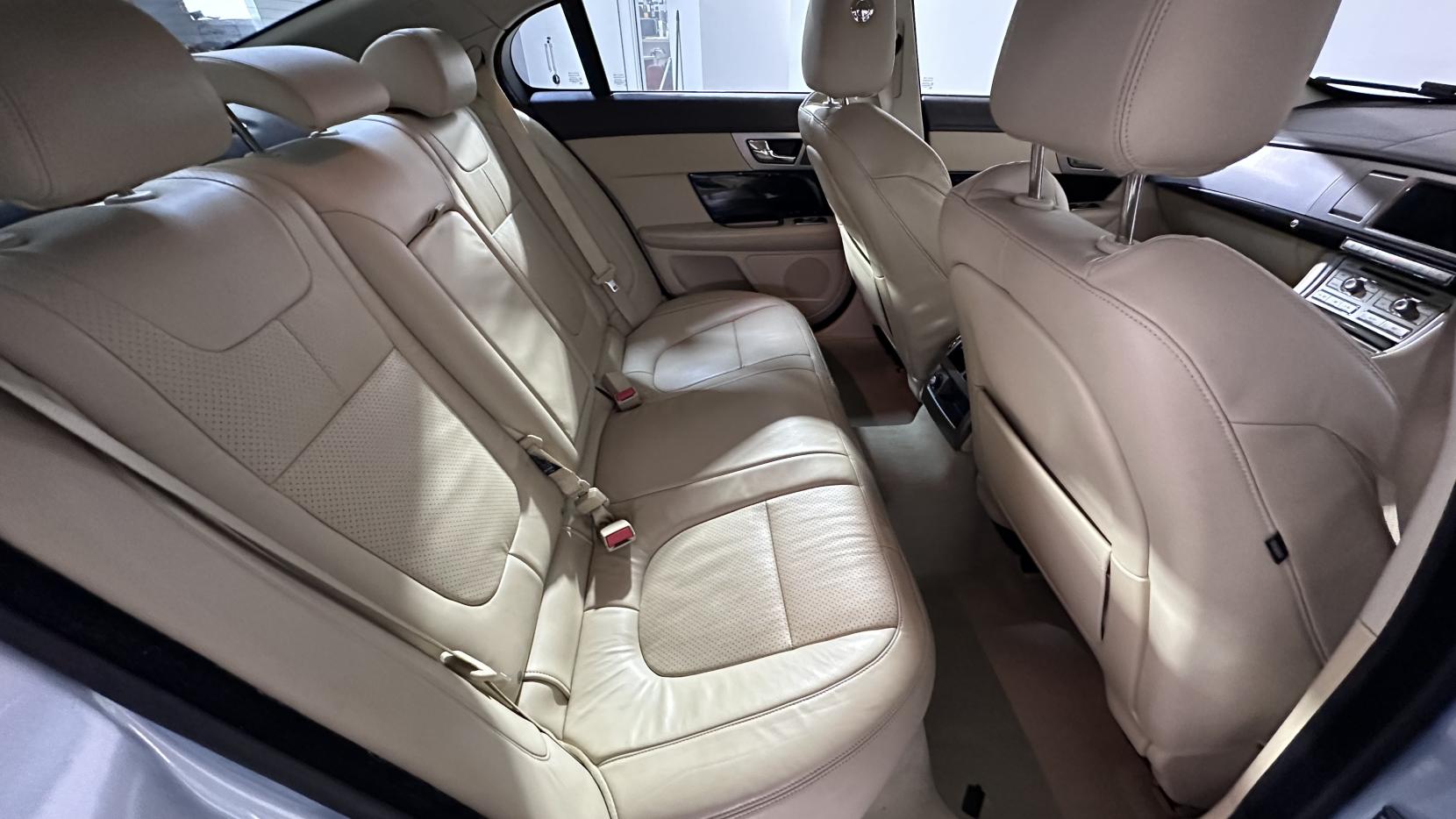 Jaguar XF 3.0d S V6 Premium Luxury Saloon 4dr Diesel Auto Euro 5 (275 ps)