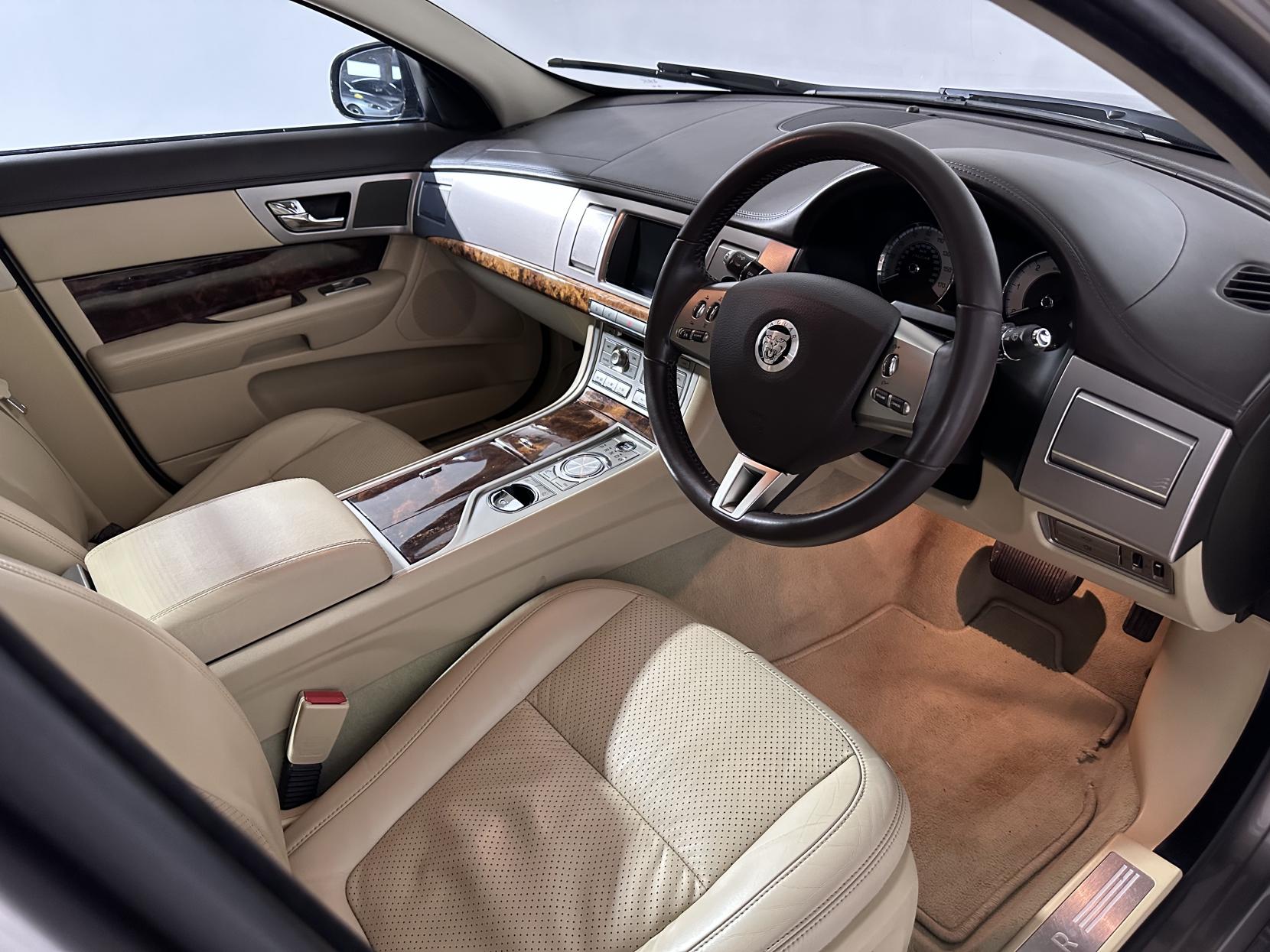 Jaguar XF 3.0d V6 Premium Luxury Saloon 4dr Diesel Auto Euro 5 (240 ps)