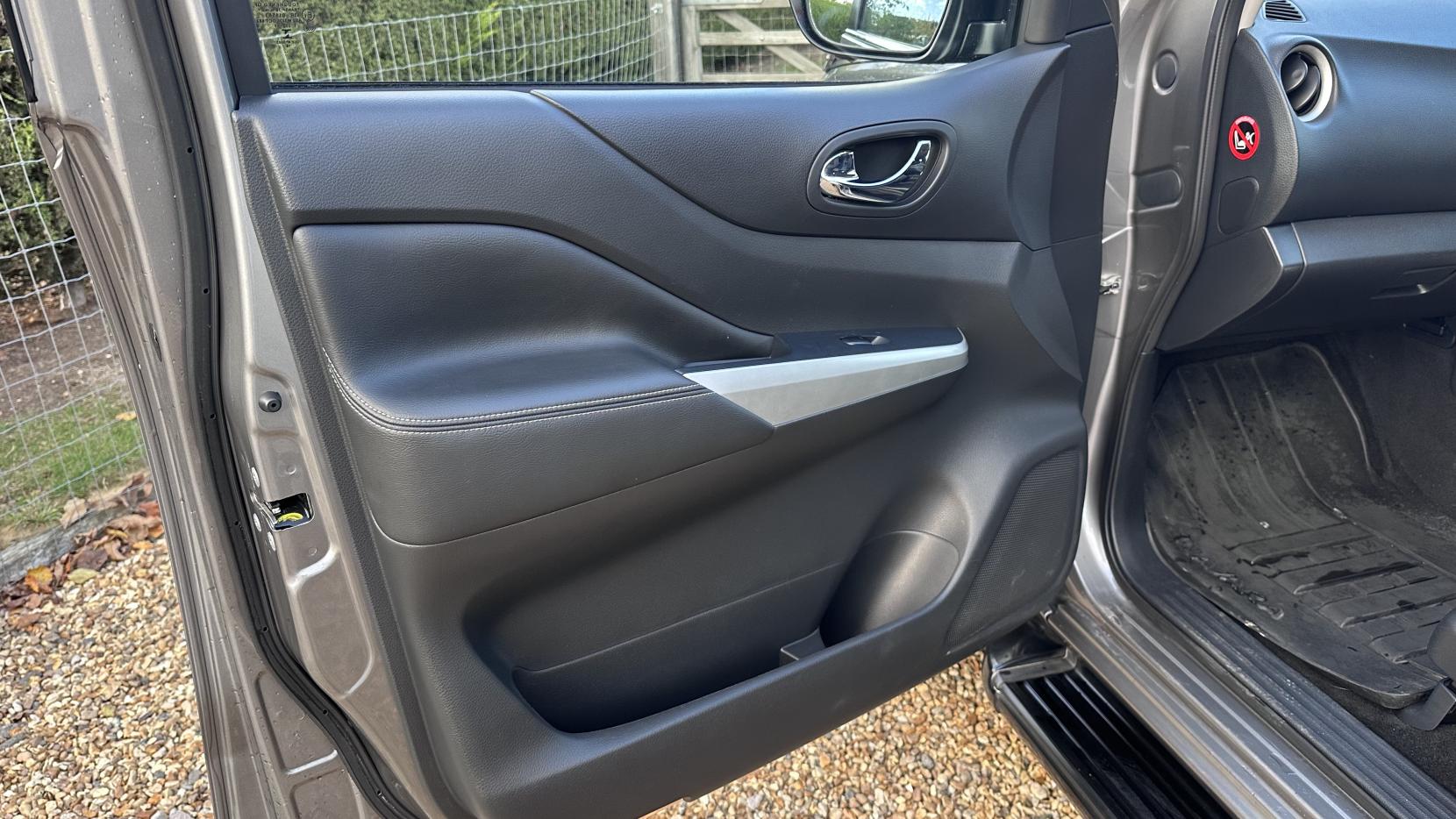 Nissan Navara 2.3 dCi Tekna Pickup Double Cab 4dr Diesel Auto 4WD Euro 6 (190 ps)