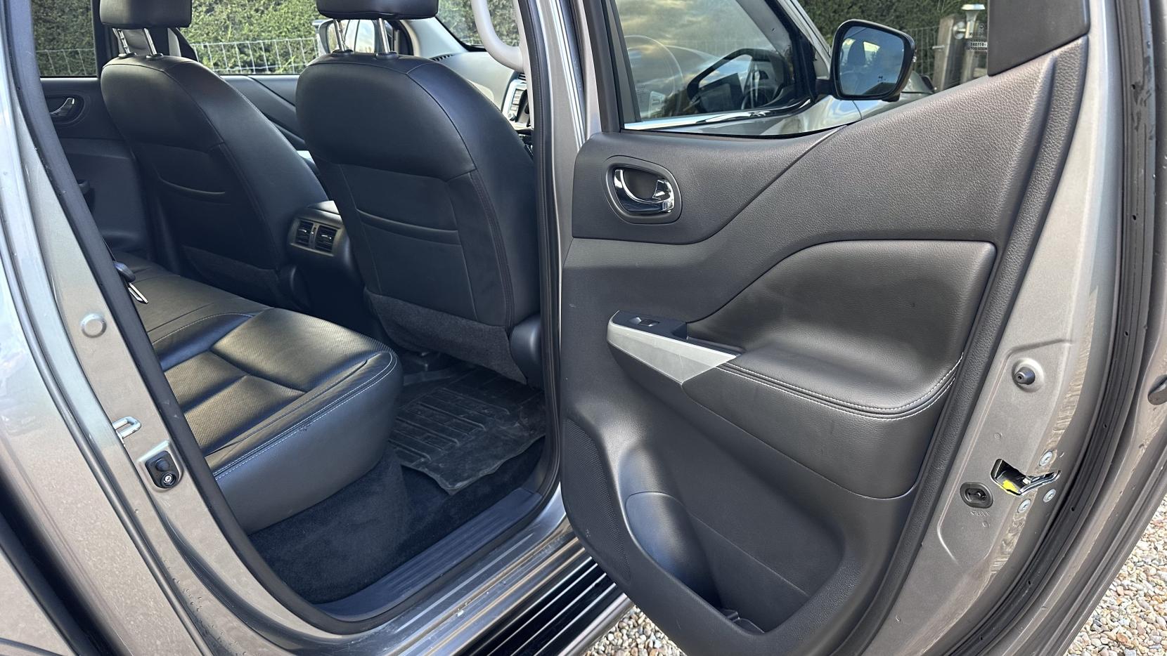 Nissan Navara 2.3 dCi Tekna Pickup Double Cab 4dr Diesel Auto 4WD Euro 6 (190 ps)