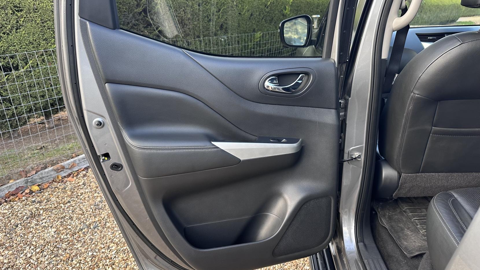 Nissan Navara 2.3 dCi Tekna Pickup Double Cab 4dr Diesel Auto 4WD Euro 6 (190 ps)