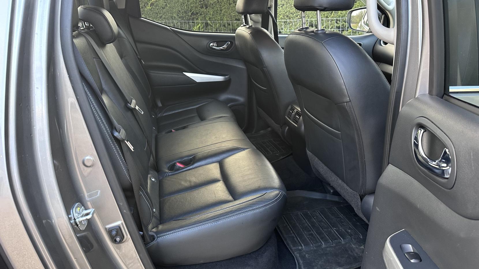 Nissan Navara 2.3 dCi Tekna Pickup Double Cab 4dr Diesel Auto 4WD Euro 6 (190 ps)