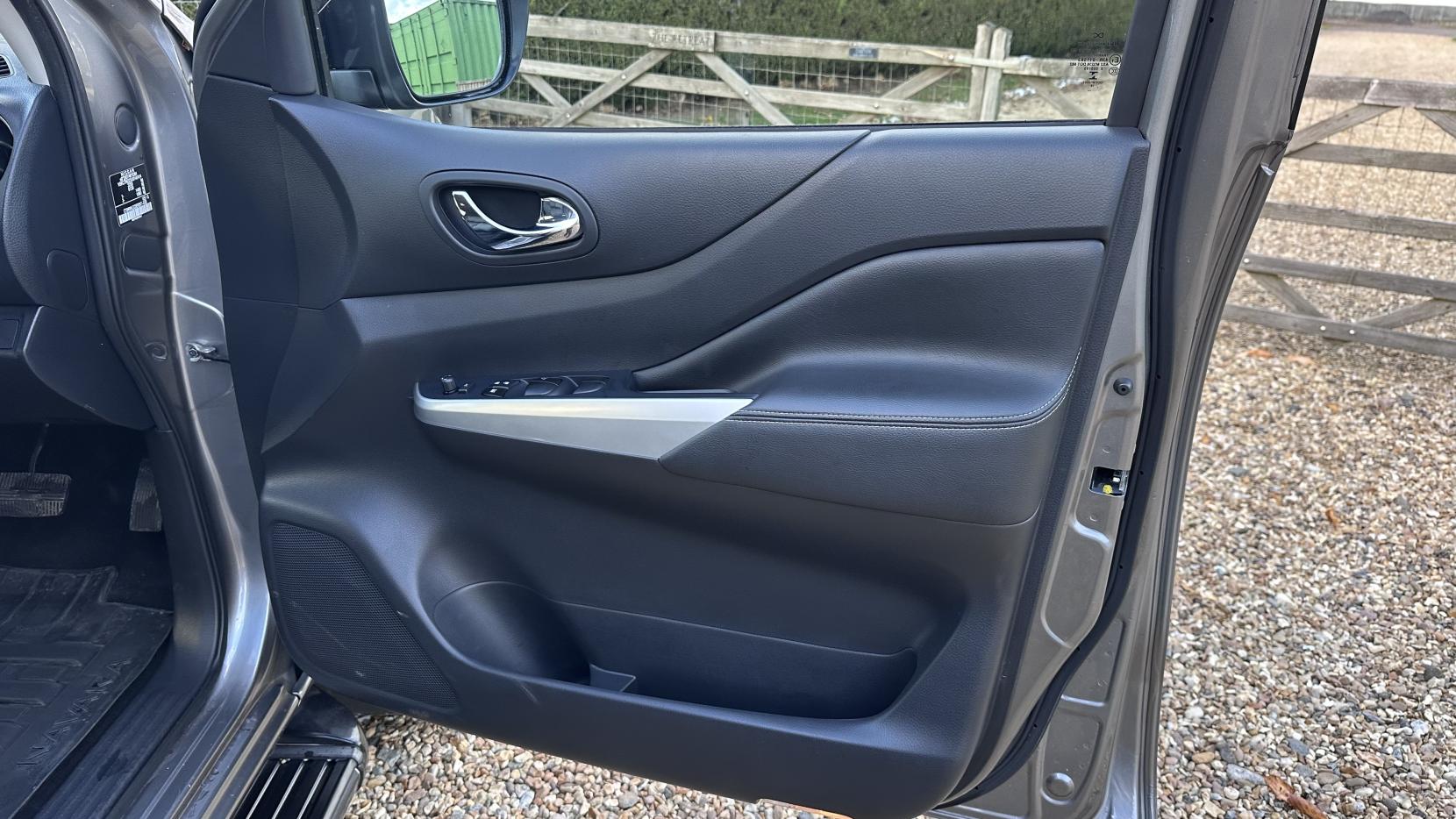 Nissan Navara 2.3 dCi Tekna Pickup Double Cab 4dr Diesel Auto 4WD Euro 6 (190 ps)