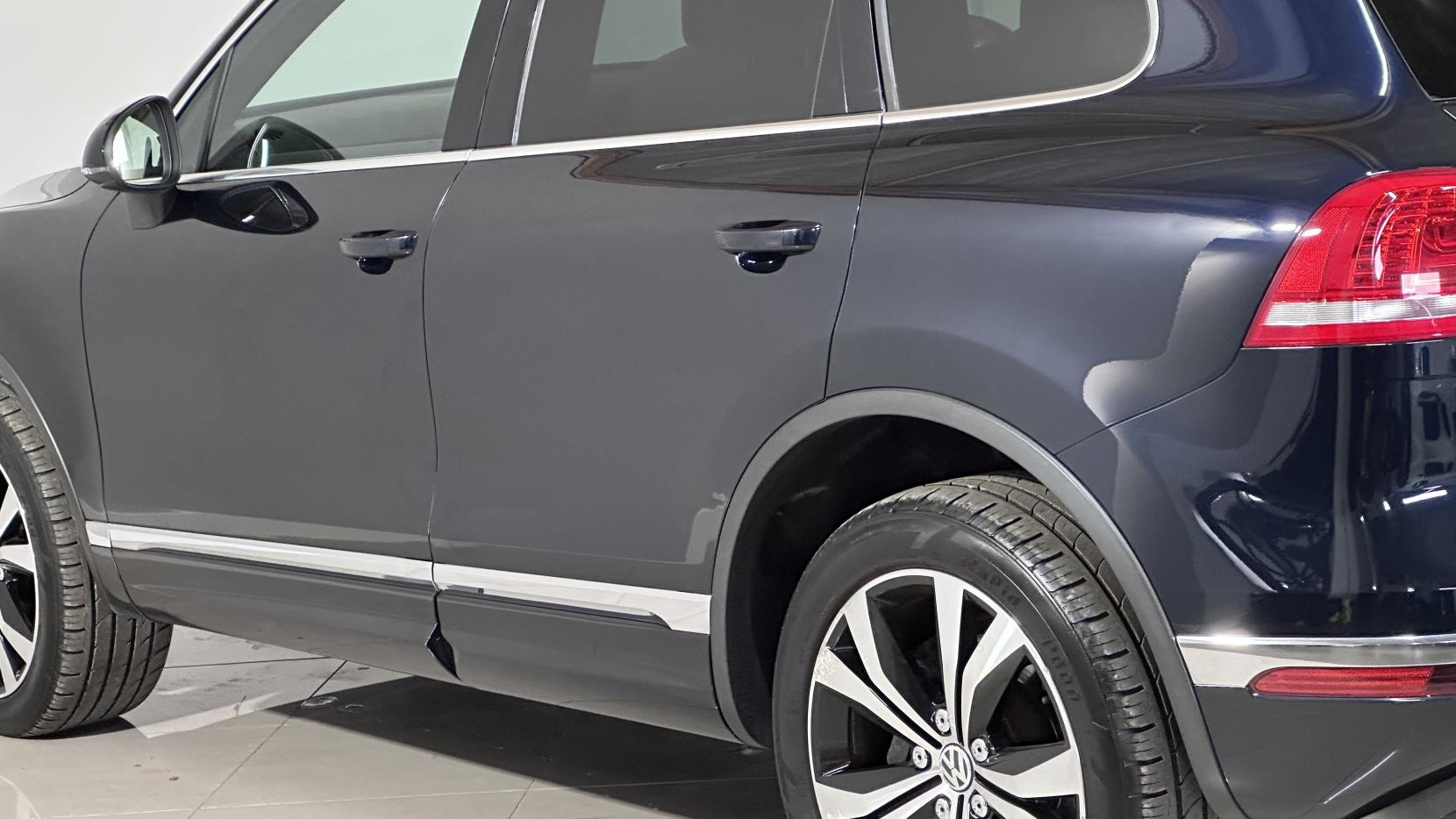 Volkswagen Touareg 3.0 TDI V6 BlueMotion Tech R-Line SUV 5dr Diesel Tiptronic 4WD Euro 6 (s/s) (262 ps)