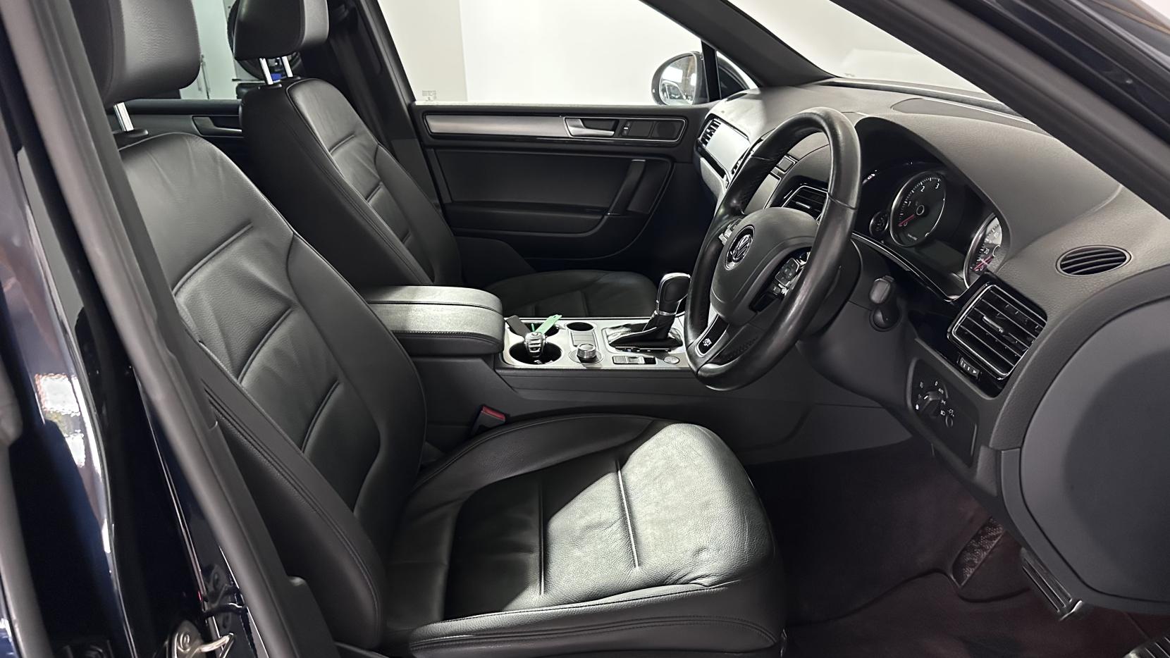 Volkswagen Touareg 3.0 TDI V6 BlueMotion Tech R-Line SUV 5dr Diesel Tiptronic 4WD Euro 6 (s/s) (262 ps)
