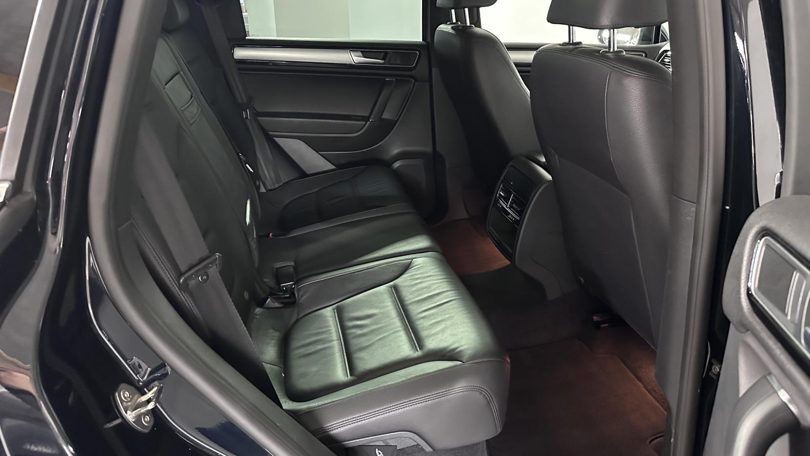 Volkswagen Touareg 3.0 TDI V6 BlueMotion Tech R-Line SUV 5dr Diesel Tiptronic 4WD Euro 6 (s/s) (262 ps)