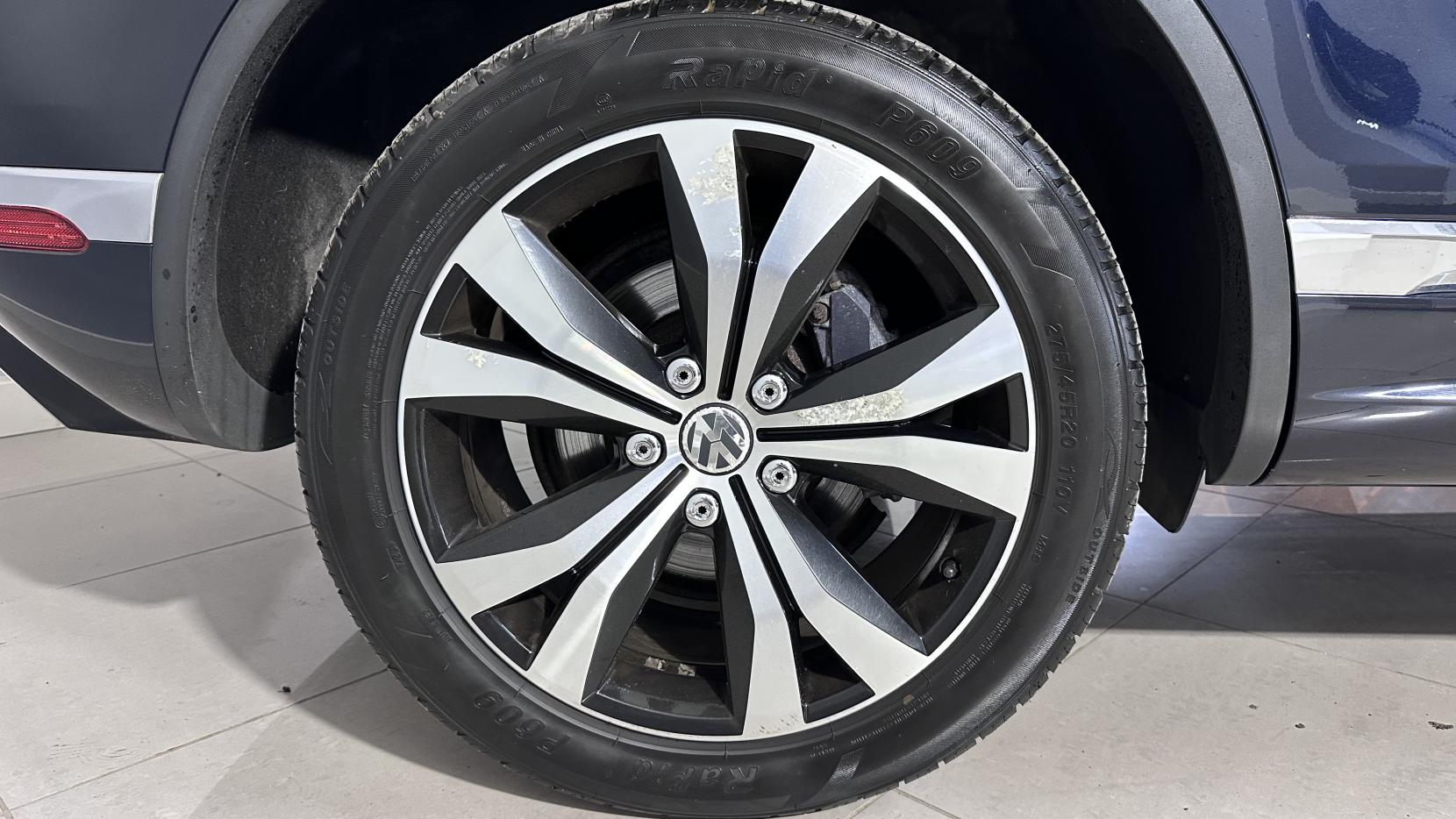 Volkswagen Touareg 3.0 TDI V6 BlueMotion Tech R-Line SUV 5dr Diesel Tiptronic 4WD Euro 6 (s/s) (262 ps)