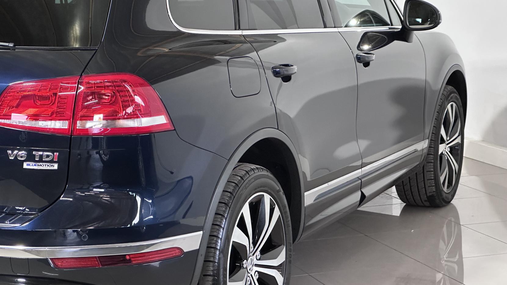 Volkswagen Touareg 3.0 TDI V6 BlueMotion Tech R-Line SUV 5dr Diesel Tiptronic 4WD Euro 6 (s/s) (262 ps)