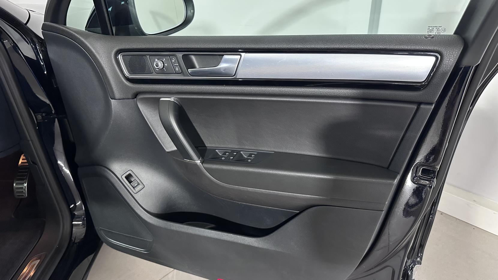 Volkswagen Touareg 3.0 TDI V6 BlueMotion Tech R-Line SUV 5dr Diesel Tiptronic 4WD Euro 6 (s/s) (262 ps)