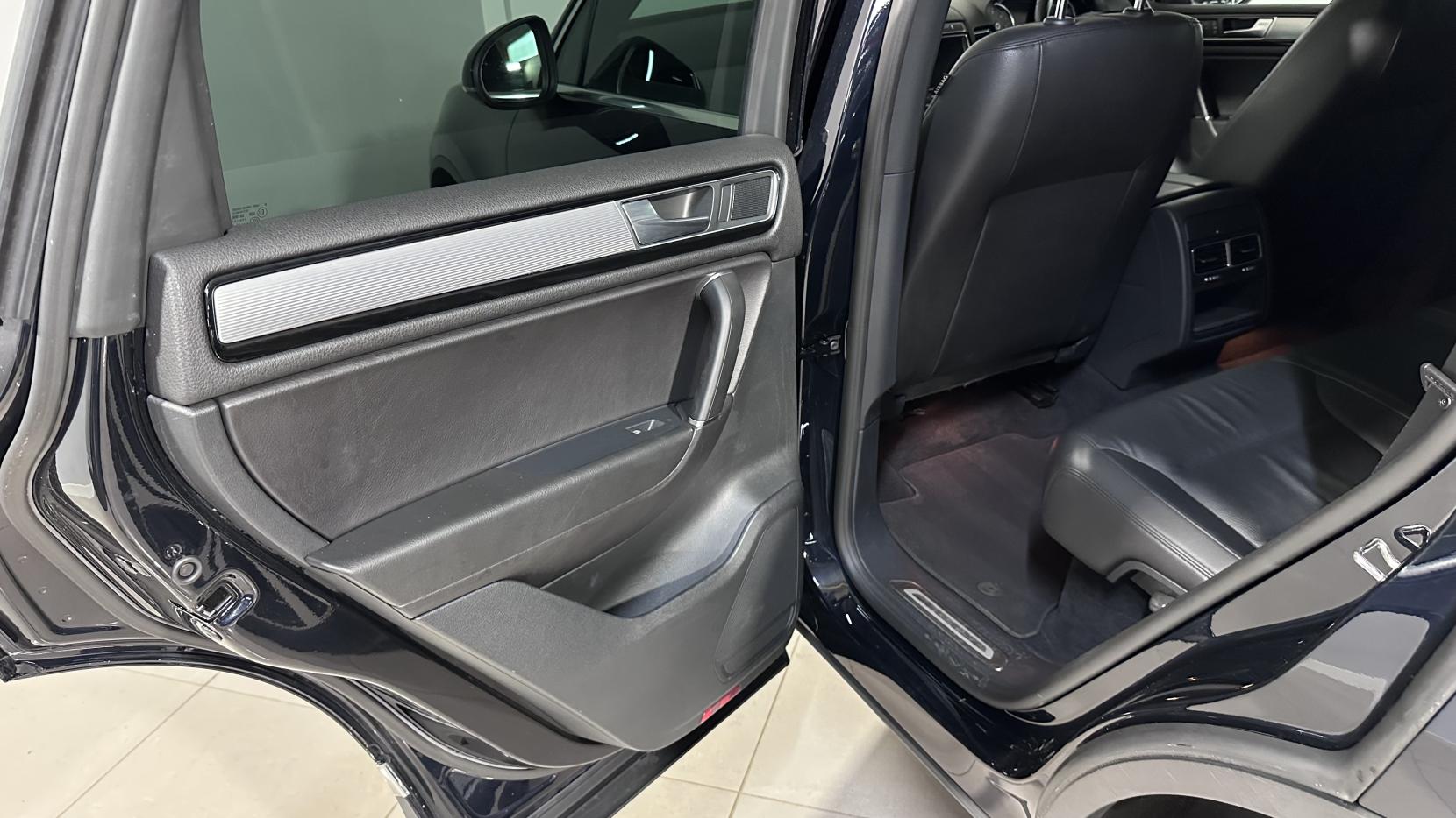 Volkswagen Touareg 3.0 TDI V6 BlueMotion Tech R-Line SUV 5dr Diesel Tiptronic 4WD Euro 6 (s/s) (262 ps)