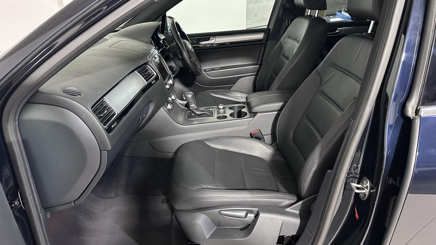 Volkswagen Touareg 3.0 TDI V6 BlueMotion Tech R-Line SUV 5dr Diesel Tiptronic 4WD Euro 6 (s/s) (262 ps)