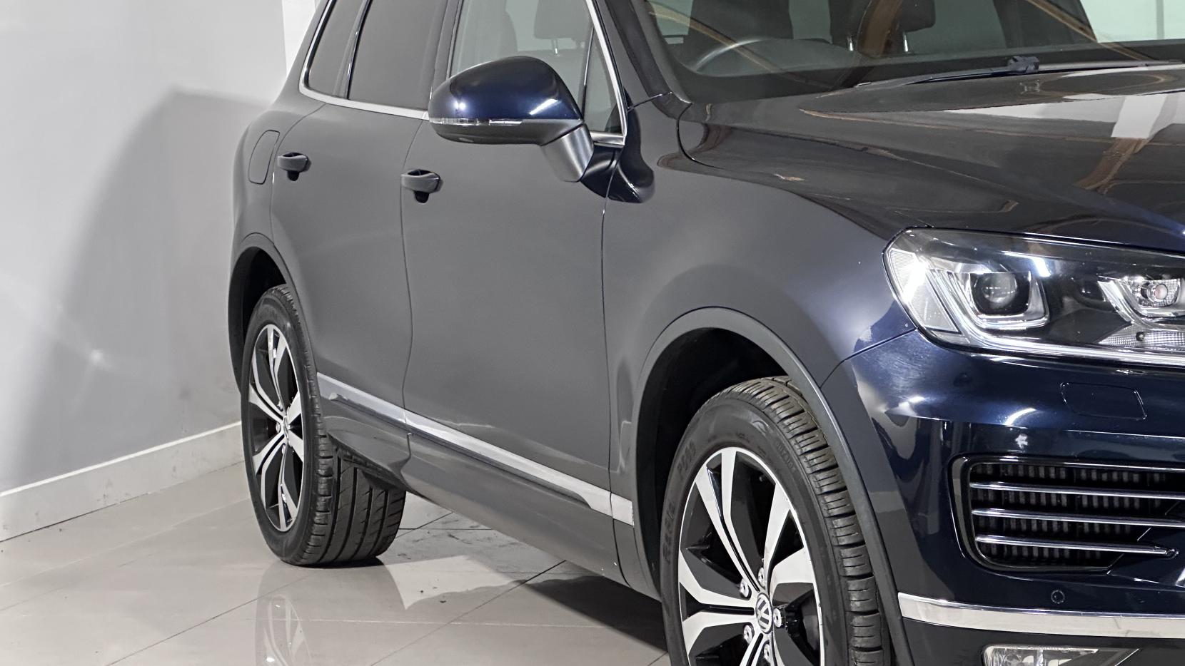 Volkswagen Touareg 3.0 TDI V6 BlueMotion Tech R-Line SUV 5dr Diesel Tiptronic 4WD Euro 6 (s/s) (262 ps)