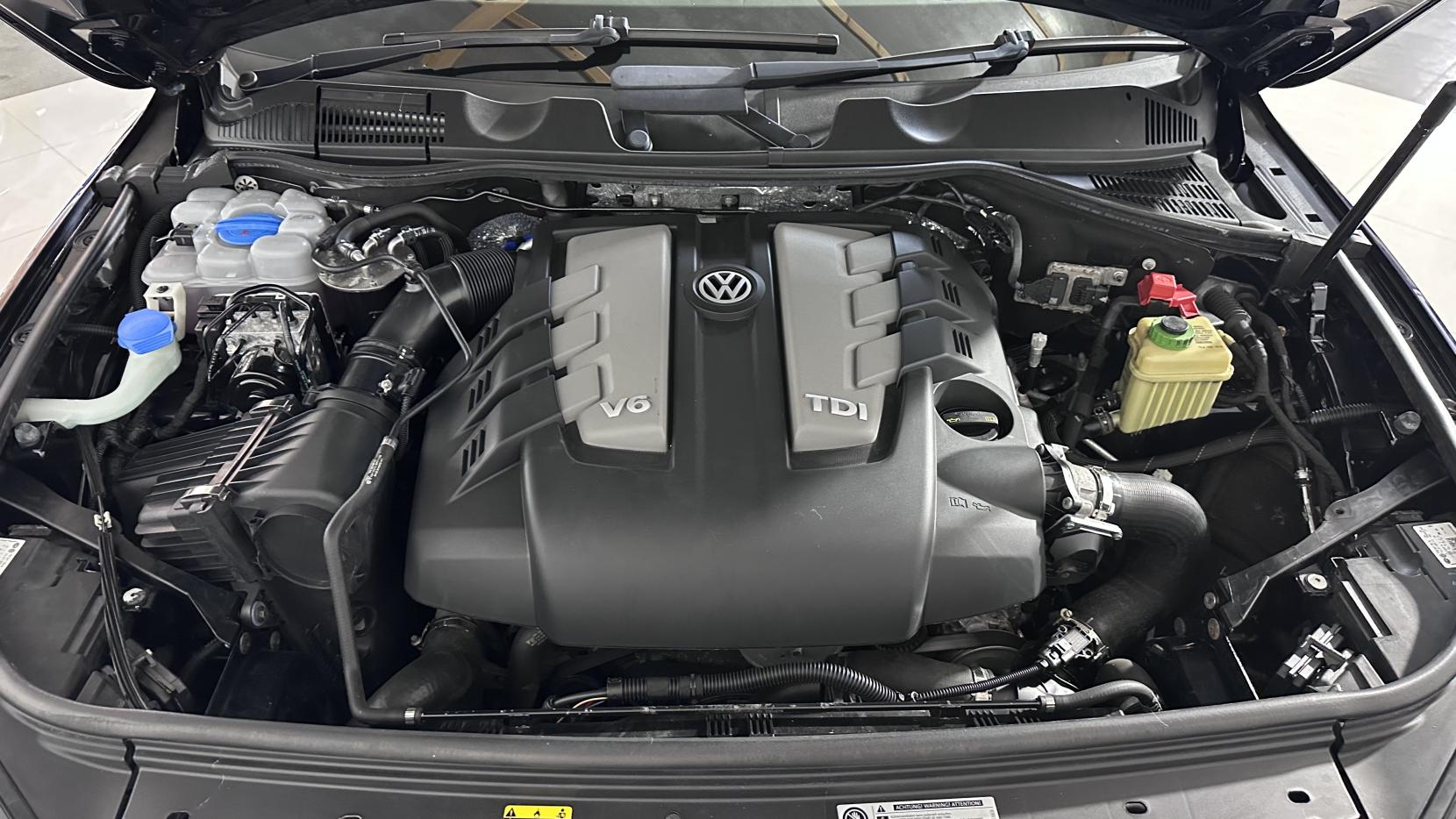 Volkswagen Touareg 3.0 TDI V6 BlueMotion Tech R-Line SUV 5dr Diesel Tiptronic 4WD Euro 6 (s/s) (262 ps)