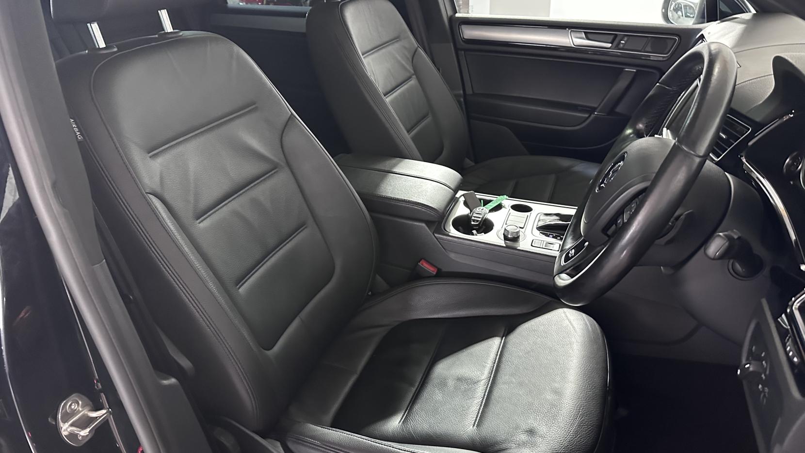 Volkswagen Touareg 3.0 TDI V6 BlueMotion Tech R-Line SUV 5dr Diesel Tiptronic 4WD Euro 6 (s/s) (262 ps)