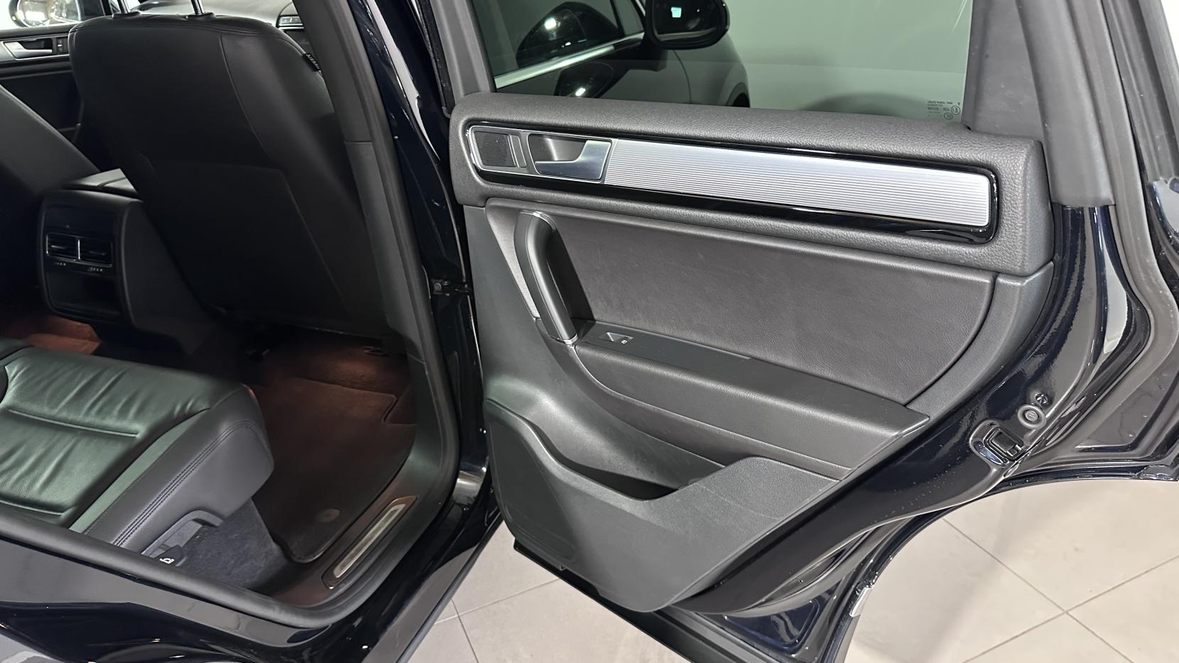 Volkswagen Touareg 3.0 TDI V6 BlueMotion Tech R-Line SUV 5dr Diesel Tiptronic 4WD Euro 6 (s/s) (262 ps)