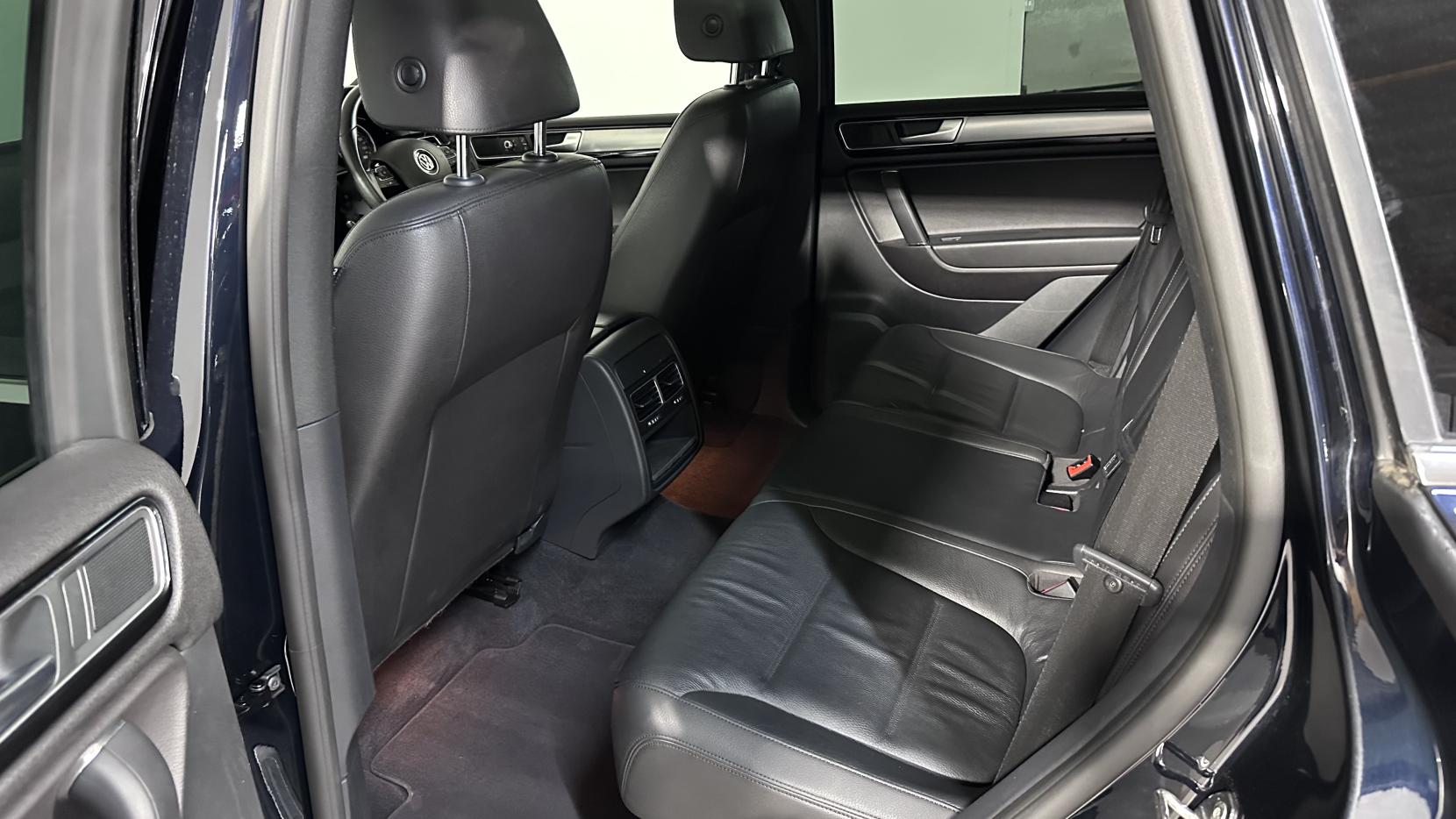 Volkswagen Touareg 3.0 TDI V6 BlueMotion Tech R-Line SUV 5dr Diesel Tiptronic 4WD Euro 6 (s/s) (262 ps)