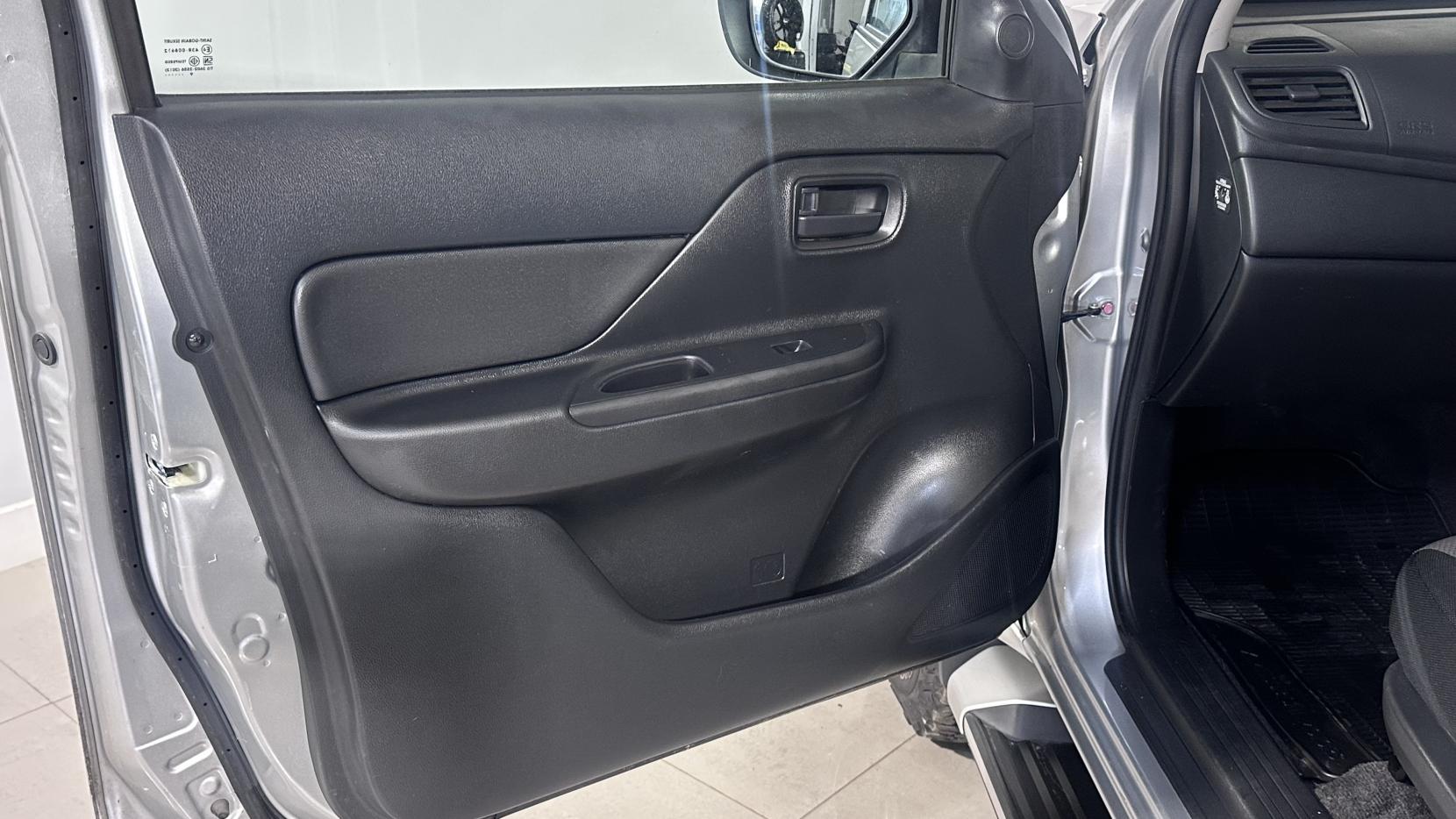 Mitsubishi L200 2.2 DI-D CC 4Life Pickup Double Cab 4dr Diesel Manual 4WD Euro 6 (s/s) (150 ps)